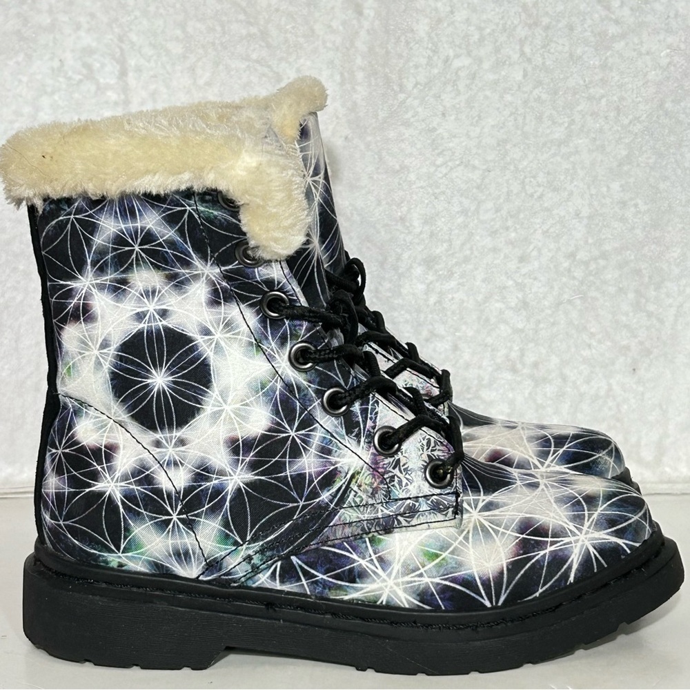 Yes We Vibe Girls Black/White Circle of Life Faux Fur Fall/Winter Boots SZ 3.5M